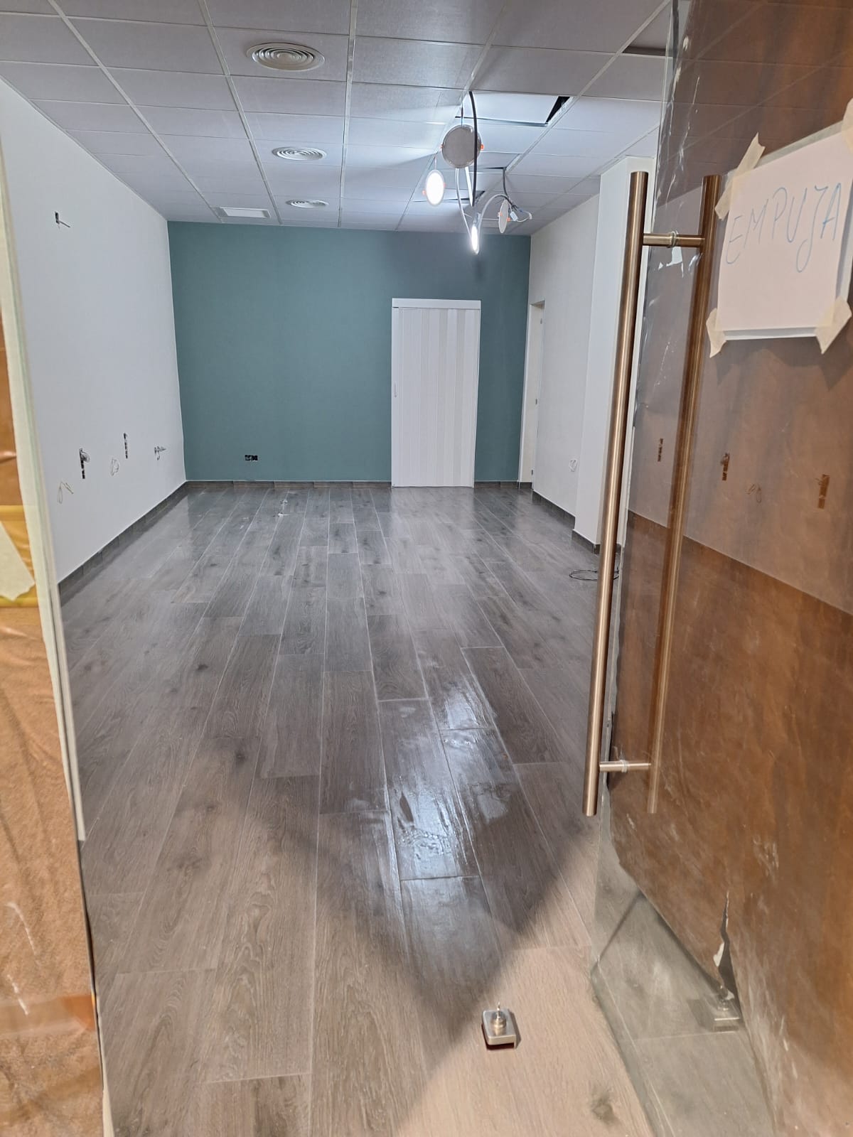 Local comercial reformado en Moratalaz por Soluciones Dragu